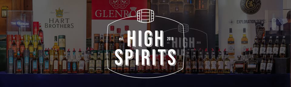 High spirits logo op voorgrond met daarachter een aantal whiskyflessen